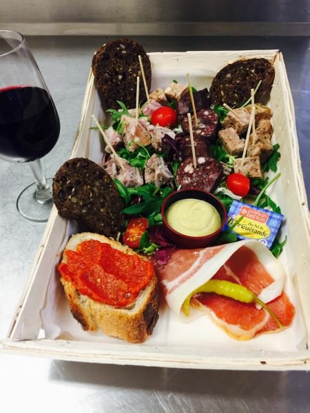 manger une assiette de charcuterie avec verre de vin begles 